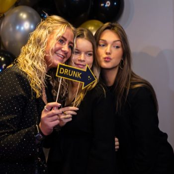 3 vrouwen voor fotobooth